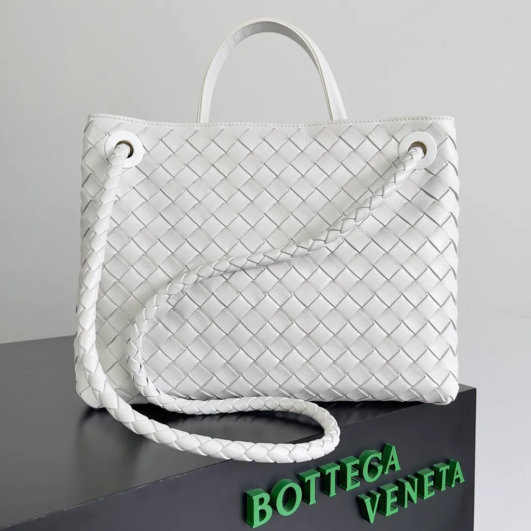 The 2023 new Andiamo batch of 2260 BV has been shipped‼ ️Really popular🔥The new Andiamo woven handbag launched by Bottega Veneta this season is really popular all over the world! ! Celebrities at home and abroad have worn it, and Oscar-winning actress Michelle Yeoh has taken it out on the street. Song Jia, Trai Yara, Yu Feihong, Sanji Ayaka, Rosie Hunting-Whiteley, Yoshioka Riho, etc. have all picked up this bag. It is classic and versatile, showing off its temperament, and the bag capacity is also large, which is very convenient for daily commuting! ! A variety of carrying methods, the shoulder straps can be adjusted by yourself, the original lambskin feels soft and delicate, and the unisex style breaks the gender boundaries and brings a more practical and long-lasting use experience. Andiamo, which has both elegant and casual styles, perfectly interprets the true appearance of "fashionable old money style". Style number: 743572 Size: 32*24*12